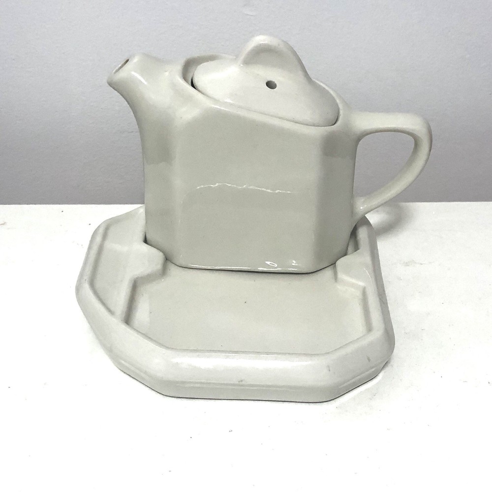 White porcelain plate and pot