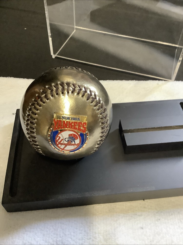 Yankees Gold Embossed Logo. With Case