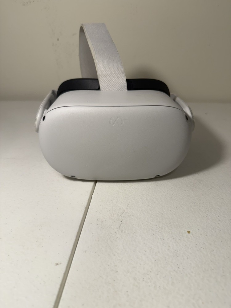 Oculus Quest 2 w 1 Controller Great Condition Works Great!!! Tear Under Leather