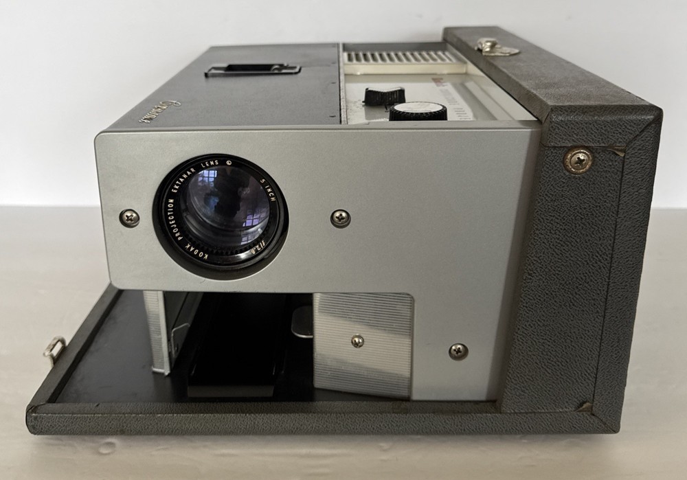 Kodak Projector 35 MM Cavalcade 510 Slide Remote And Case Powers On Untested