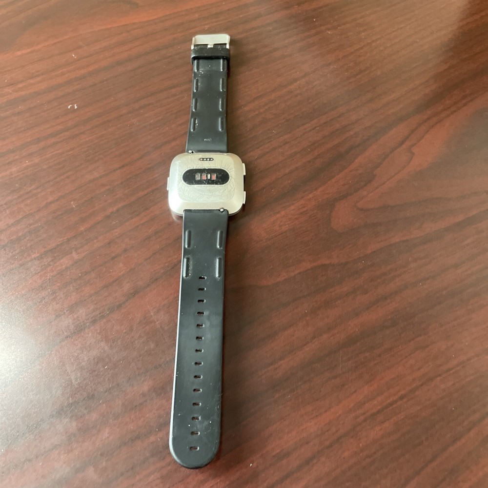Fitbit Versa Smartwatch Fb504 Silver Case/Small Black Band No Charger