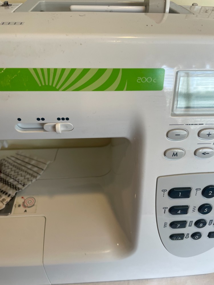 Pfaff Smart 200c Computerized Sewing Machine – 40 Stitches