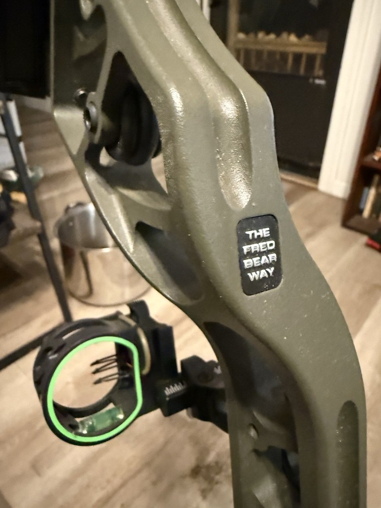 Bear Archery Escalate 70lbs Rt hand