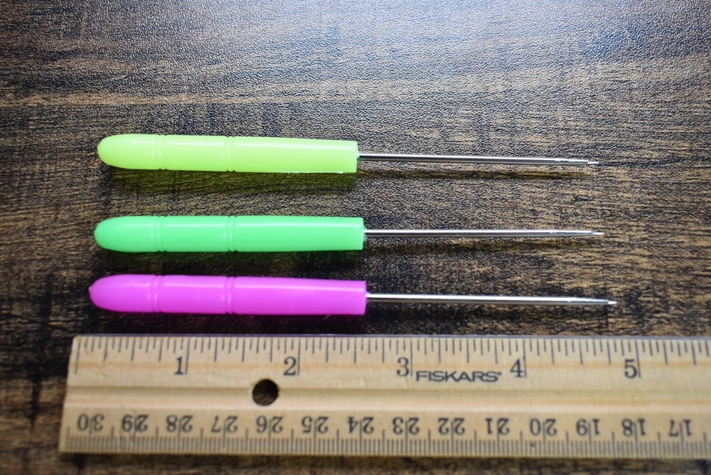 1  Random  Colored  Plastic Handle Bodkin Needle for Fly Tying or Crafts
