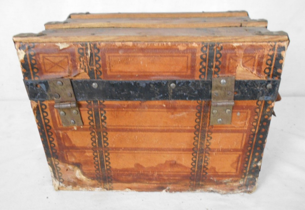 ANTIQUE VICTORIAN CHILD'S DOLL TRUNK