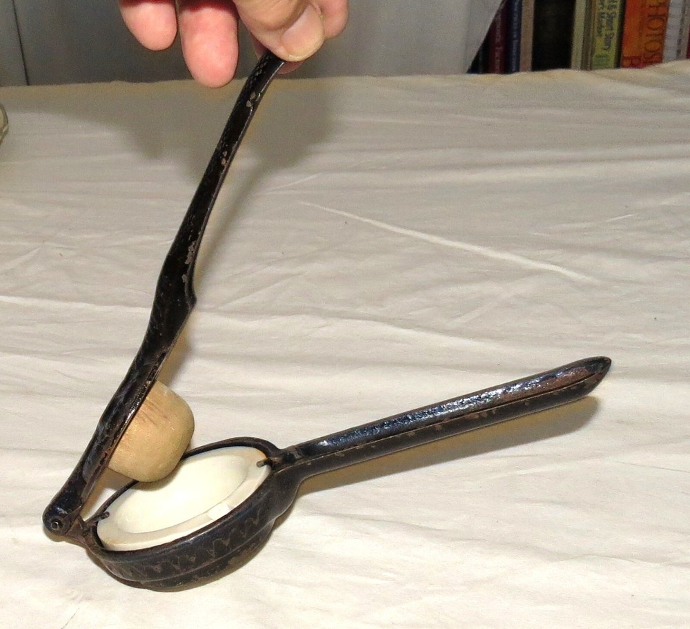 Lemon Squeeze Arcade No 2 - Cast Iron and Ceramic - Works Well