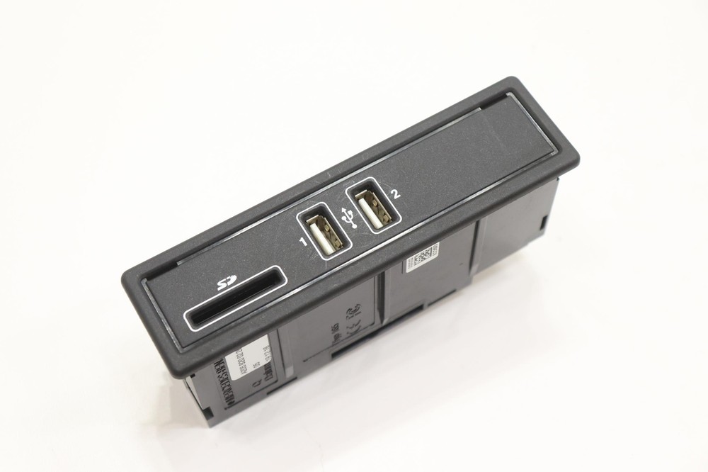 2015 - 2019 MERCEDES C300 W205 USB REPEATER SOCKET CONTROL MODULE OEM