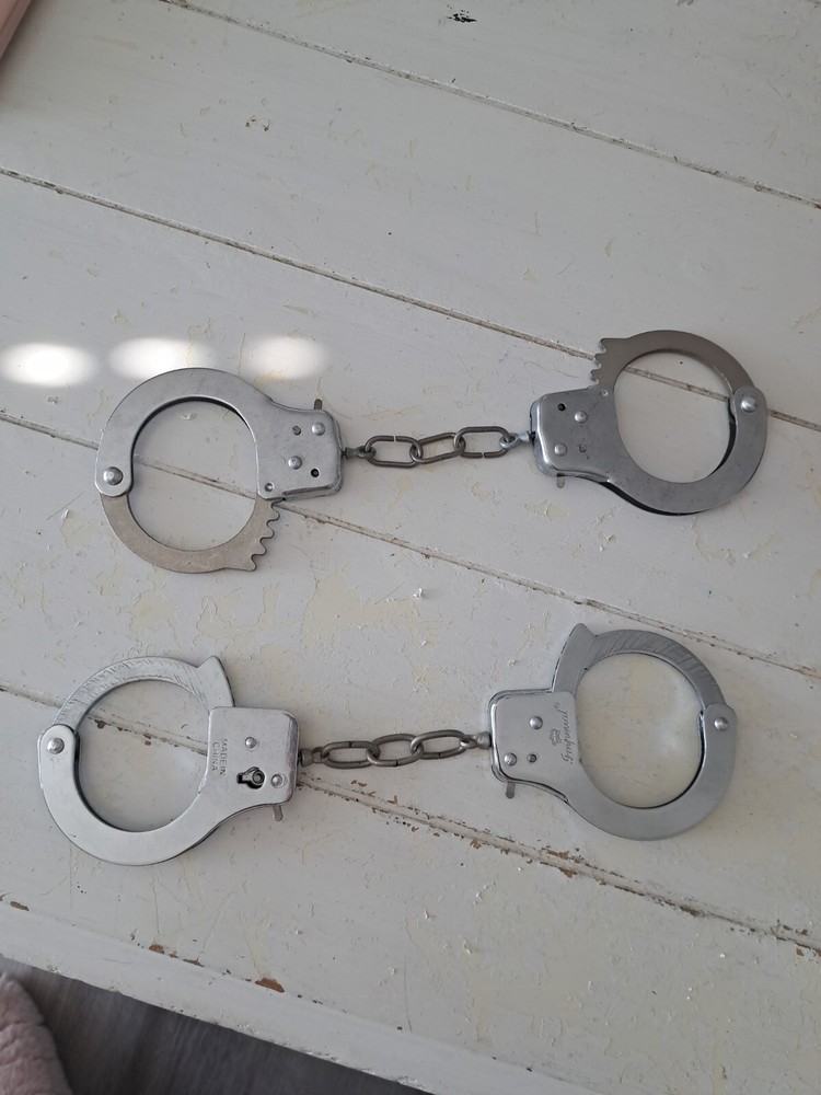 Silver Color No Key Needed Handcuffes