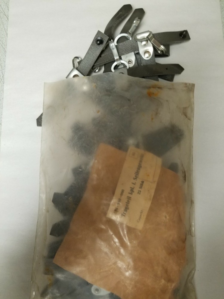 EAST GERMAN EARLY PLASTIC BAYONET FROG