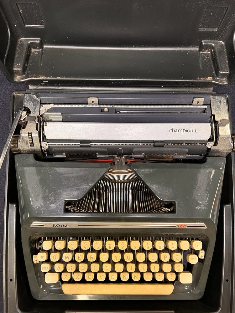 Royal Champion L working typewriter (Keys Stick)