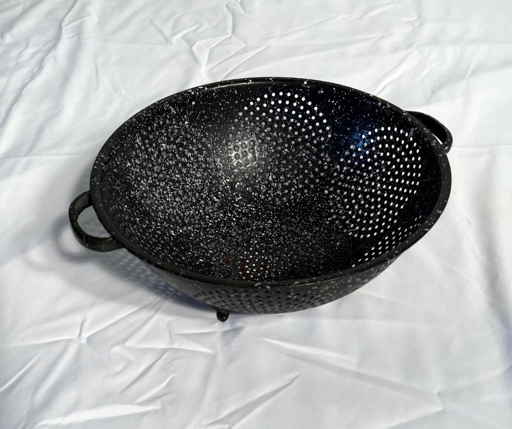 Vtg. Primitive Enamelware Black & White Speckled Footed Strainer Colander 11”