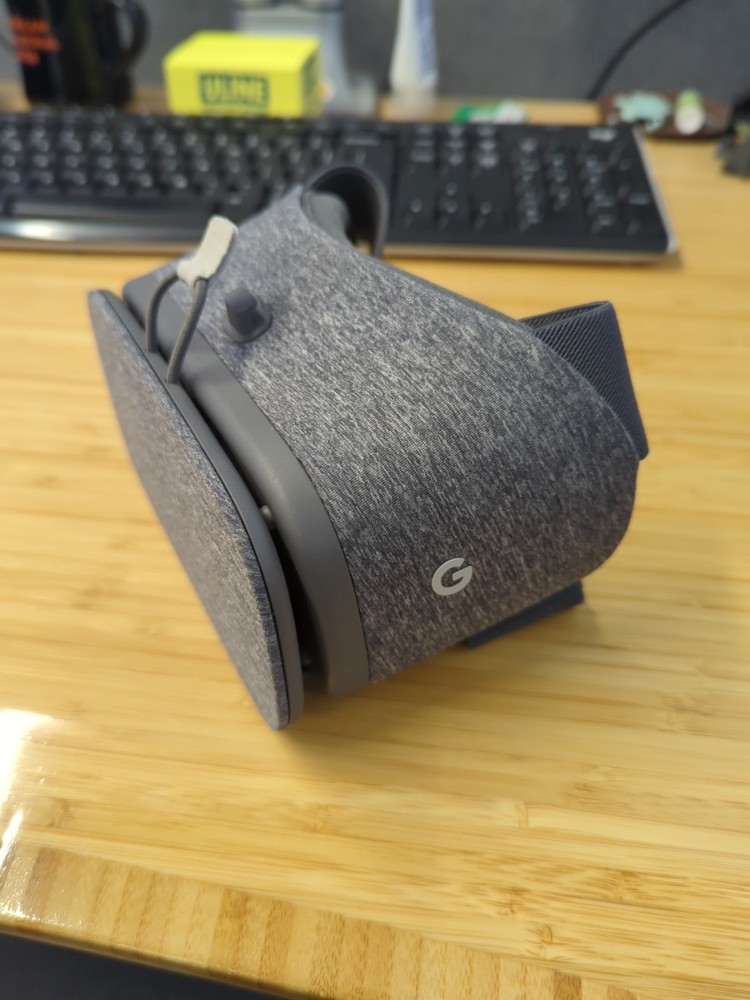 Google Daydream View Smartphone VR Headset With Remote
