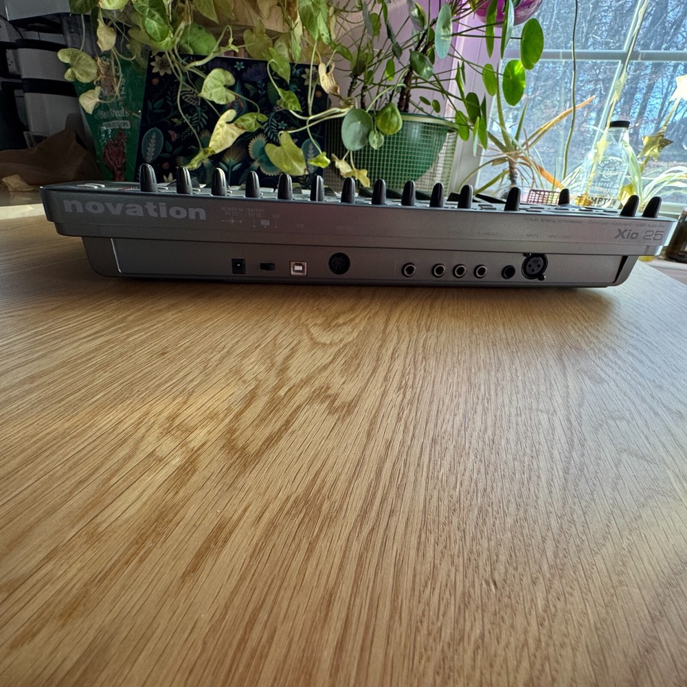 Novation Xio 25 Virtual Analog Synthesizer Controller Keyboard XioSynth 25