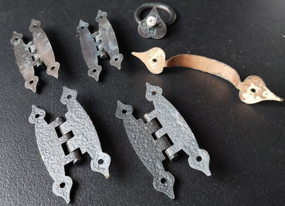 ARCHITECTURAL SALVAGE LOT. HAMMERED METAL, HINGES AND PULLS. 6pc.