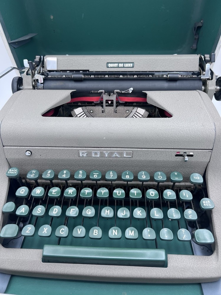 Antique Royal Typewriter In Original Carrying Case