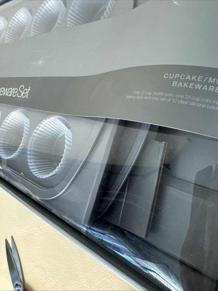 Crate&Barrel Cupcake/Muffin Bakeware Set