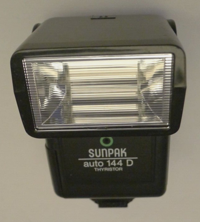 Sunpak Auto 144 D Thyristor Hot Shoe Flash - TESTED