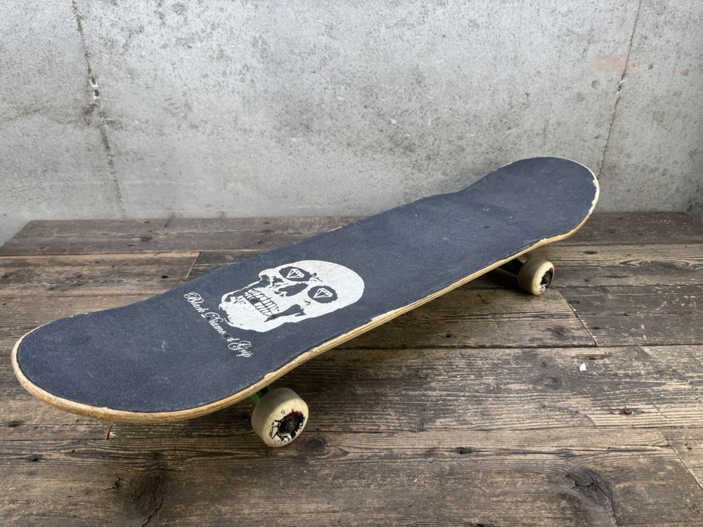 Skateboard With Indepenent Trucks