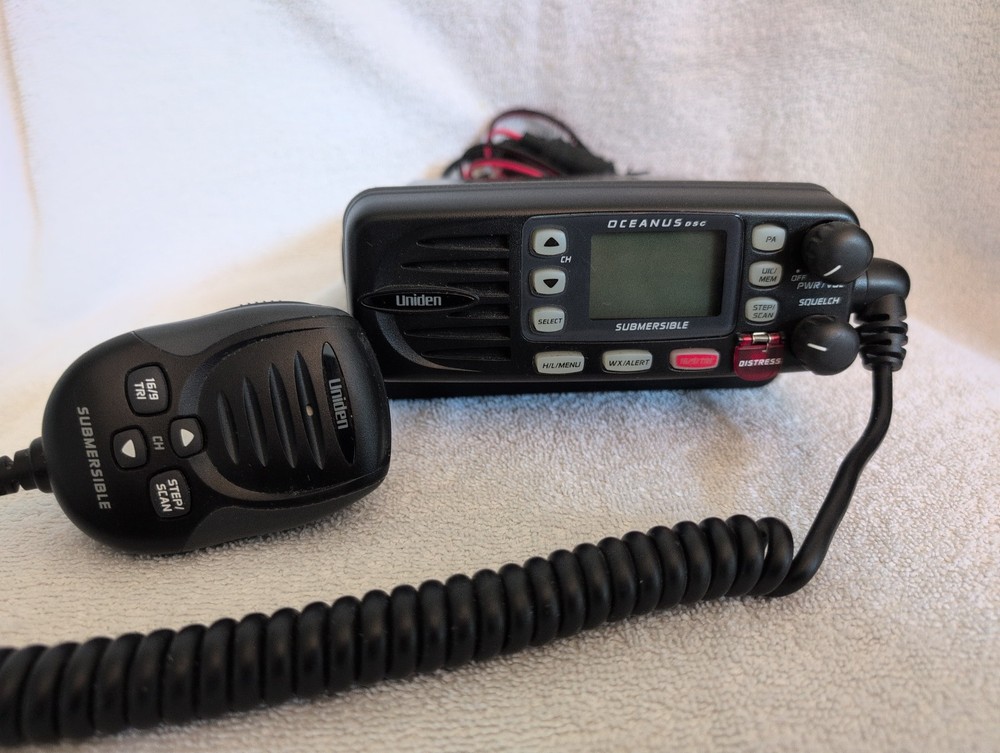 UNIDEN OCEANUS DSM VHF MARINE TRANSCEIVER W/MOUNTING BRACKET & MIC
