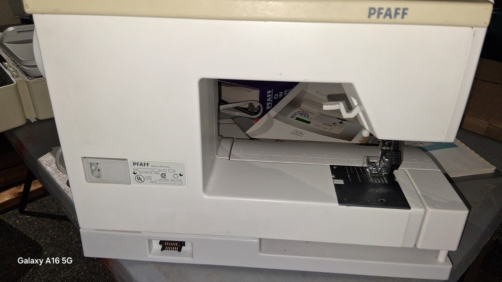 PFAFF creative 7570 Computerized Sewing/Embroidery Combo Machine w/ Accessories