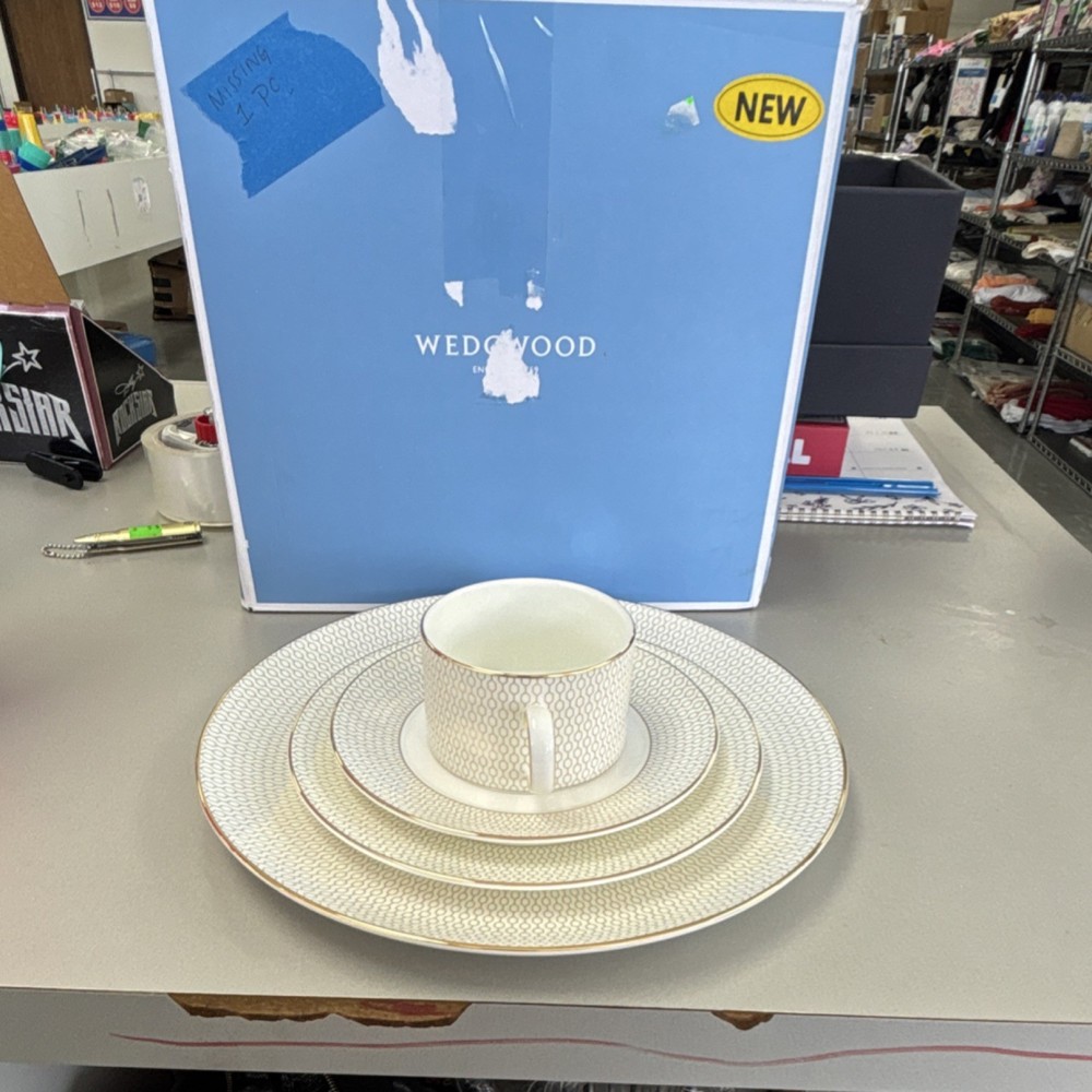 Wedgwood Gio Gold Bone China 4/5-Piece Dinner Set, (MISSING 1 pc)