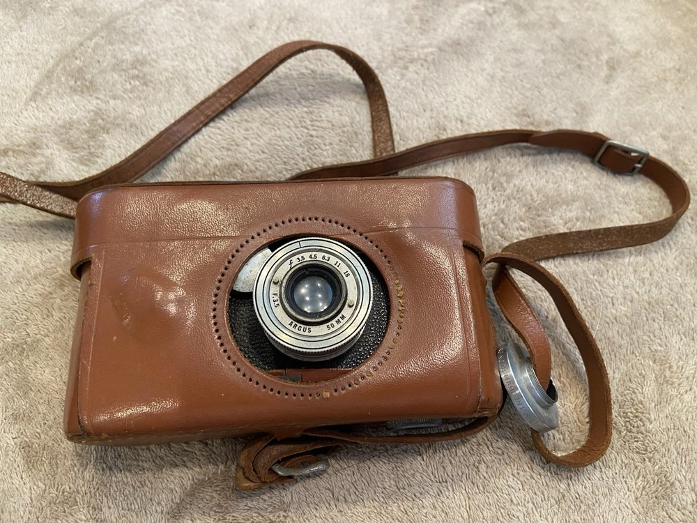 ARGUS  camera vtg  With Leather Case not tested