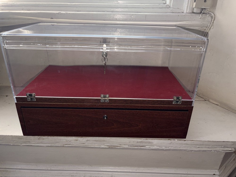 Professional Locking Countertop Display Case - Mint w/ 2 Keys