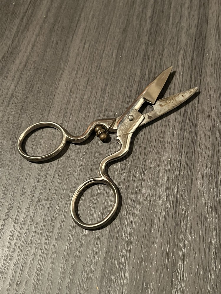 Vintage Sammann Italy 4 1/2” Button Hole Scissors