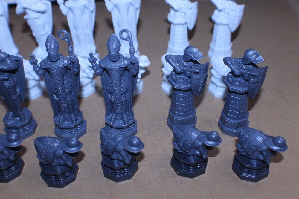 USED / COMPLETE / Harry Potter Wizard Chess Set 2002 Mattel