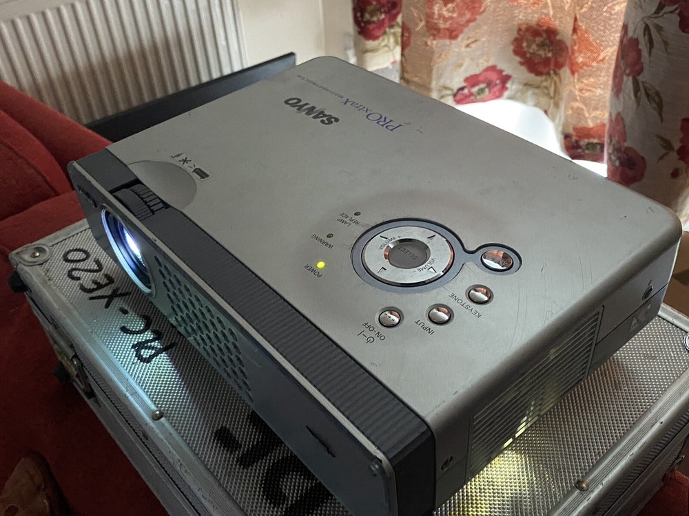 Sanyo PLC-XE20 LCD Projector With Remote
