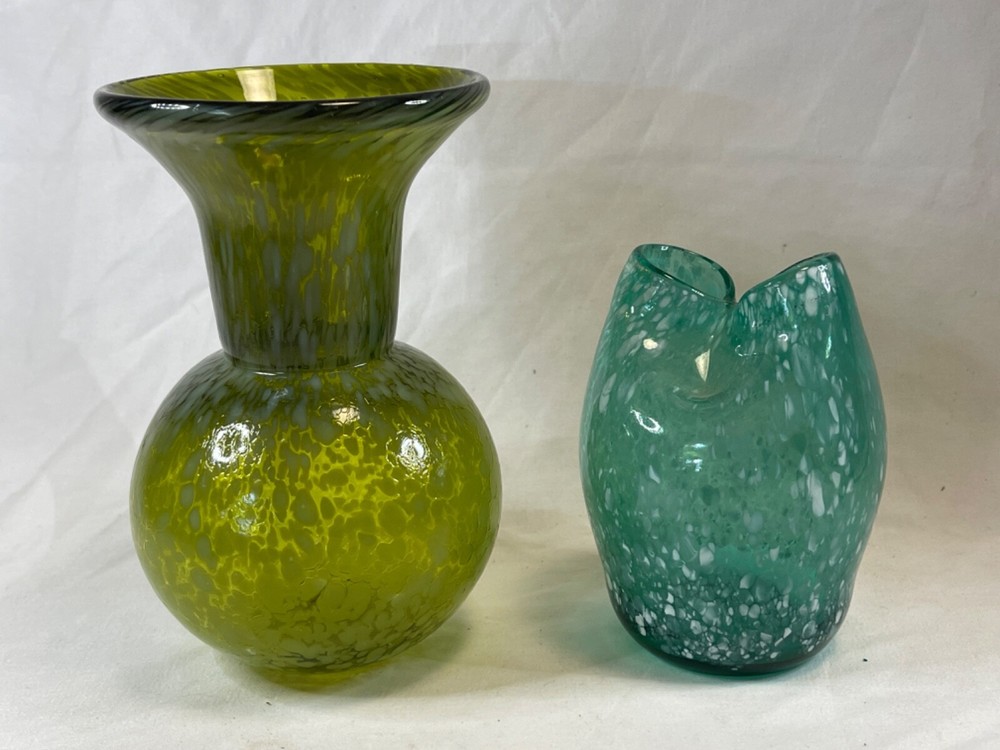 2 blown speckled bud Vases 5441