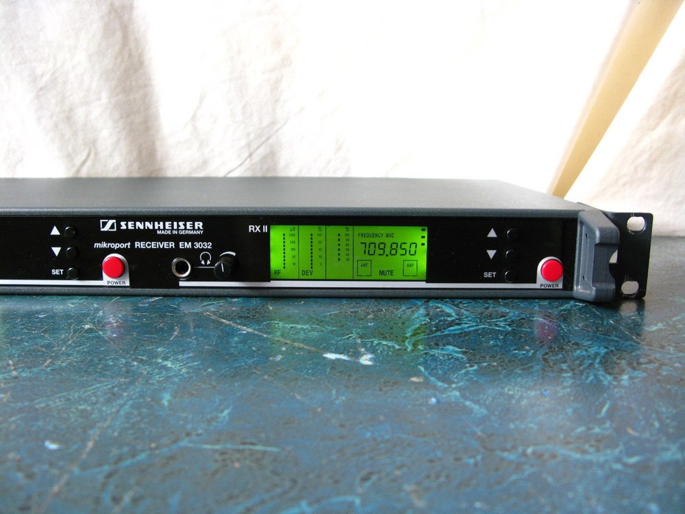 SENNHEISER EM 3032 FREQUENCY RANGE 704 - 728 MHz