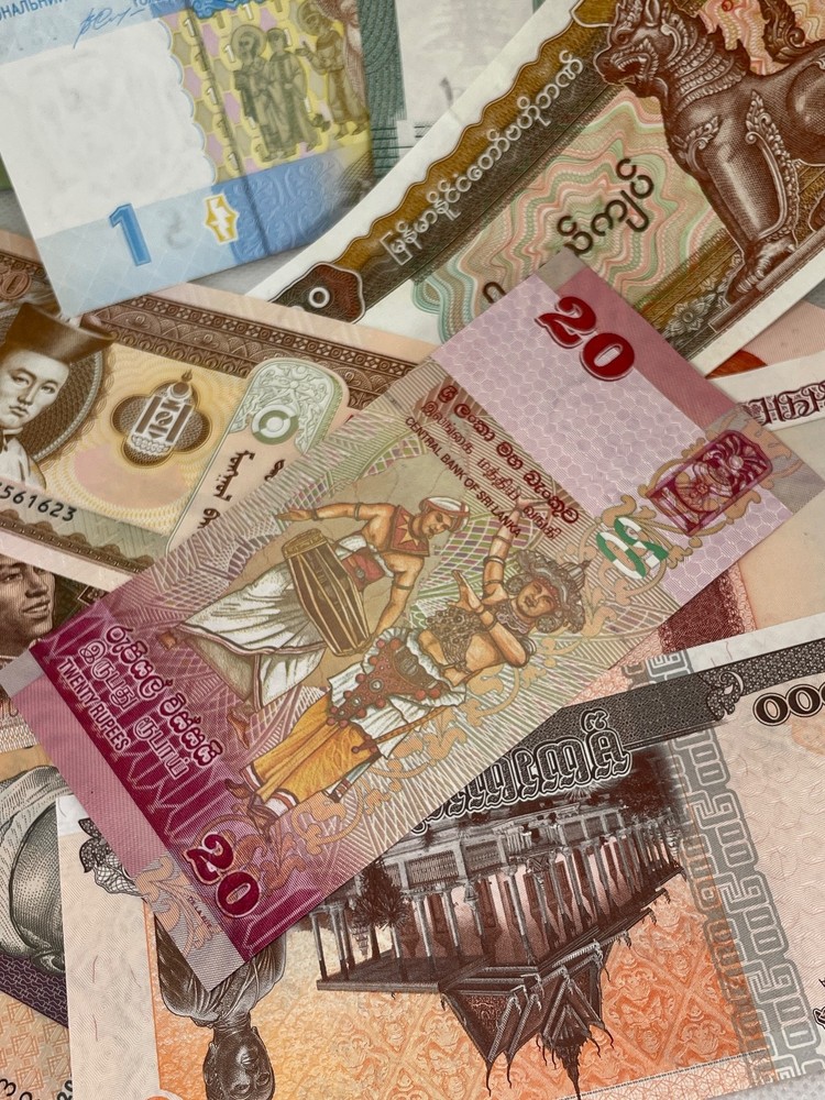 20 Different Banknotes from Around the World / Uncirculated, UNC. / 18 different countries