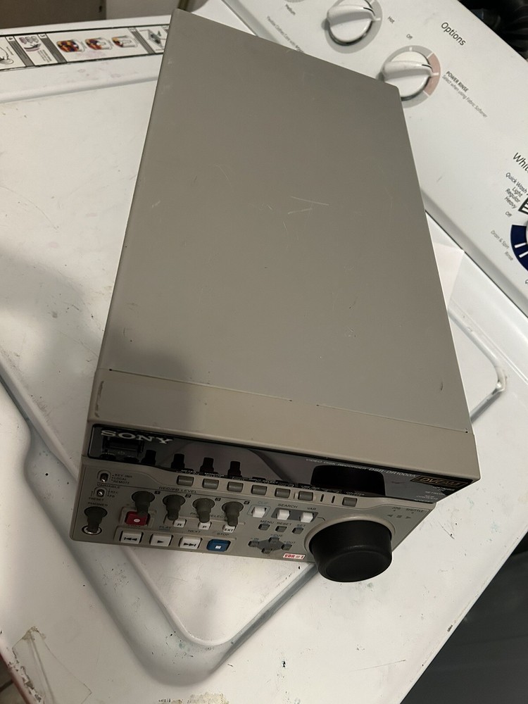 Sony DVCAM DSR-DR1000 VIDEO Disk Recorder untested Powers on perfectly.