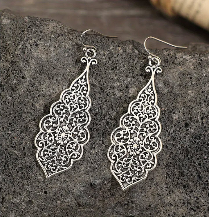BRIGHTON BEACH Silvery Carved Pattern Earrings