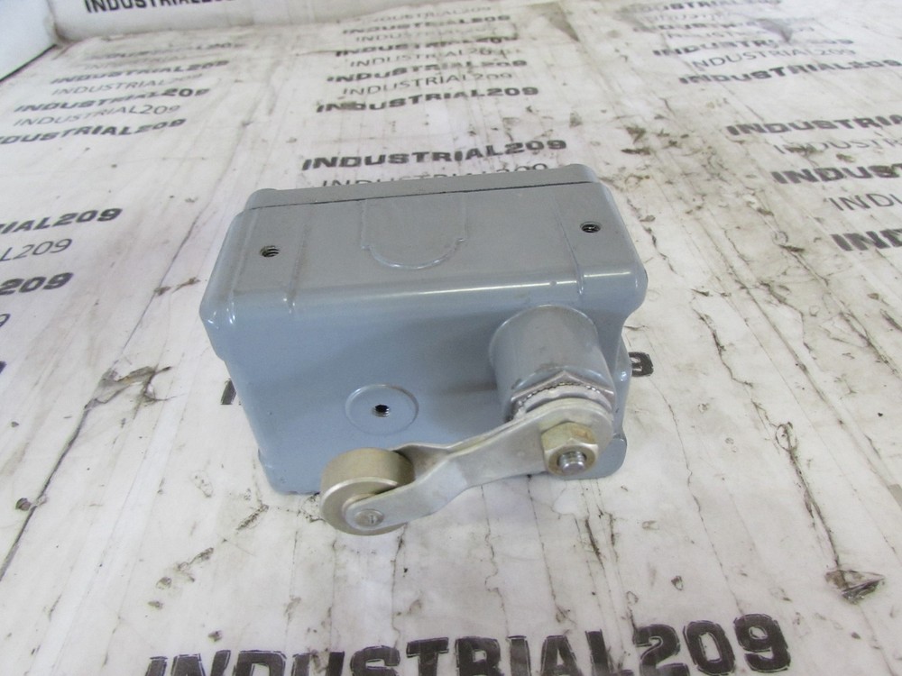 MICRO SWITCH SPLASH PROOF SWITCH 0P-AR 8938 NEW