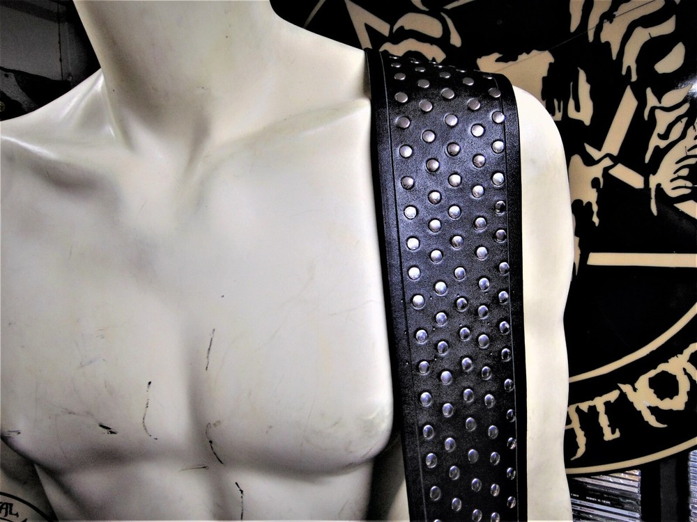 RANDY RHOADS.. LEATHER GUITAR STRAP CHROME RIVET .(MDLS0168)