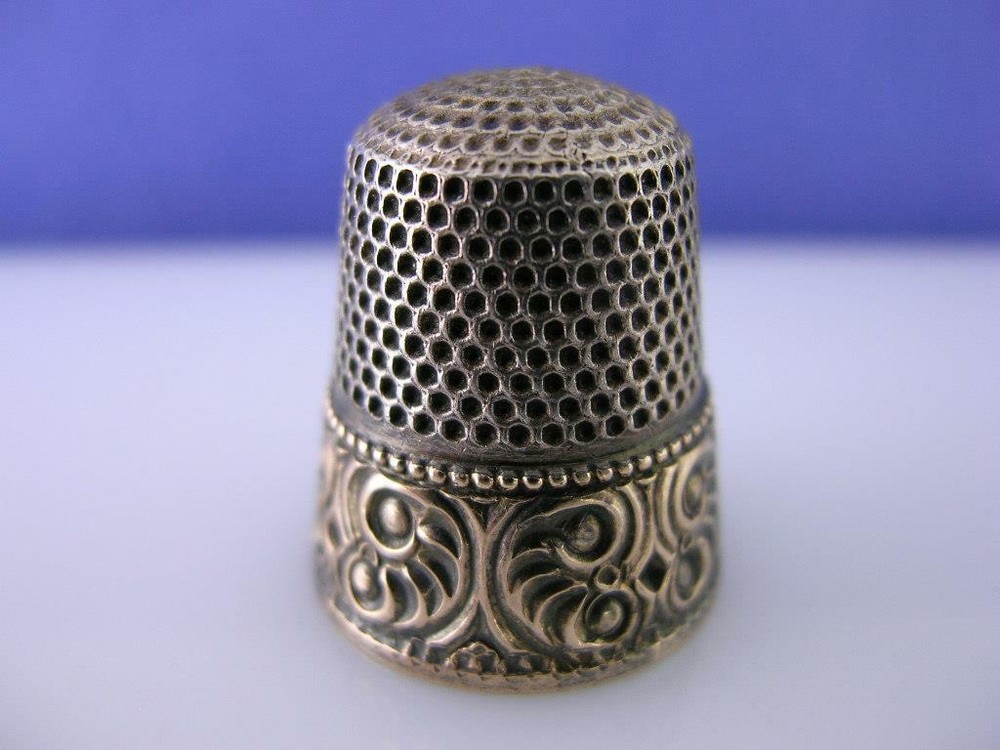 Victorian Sterling & Gold Band Thimble w/ unusual chased pattern decorative 7