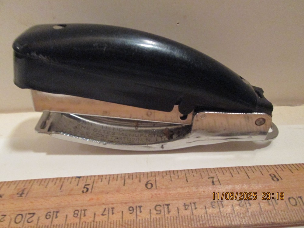 VINTAGE BLACK HAND STAPELER.