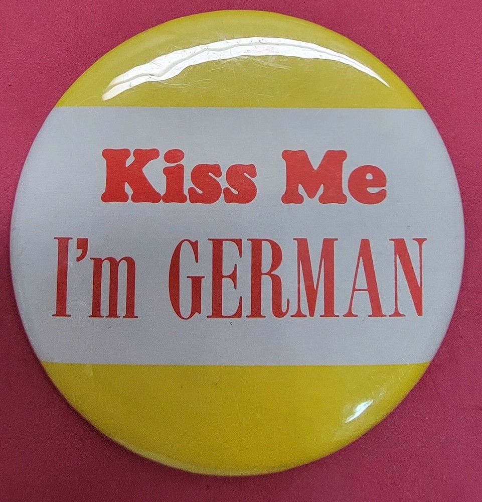 KISS ME I'M GERMAN PINBACK BUTTON PIN (USED)