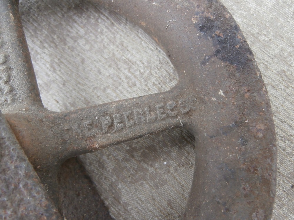 Vintage Cast Iron Ridge Pidge Pulley