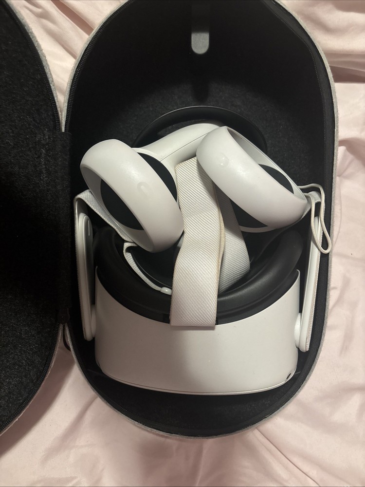 Oculus Quest 2 128GB Pre-owned with Controllers and Case
