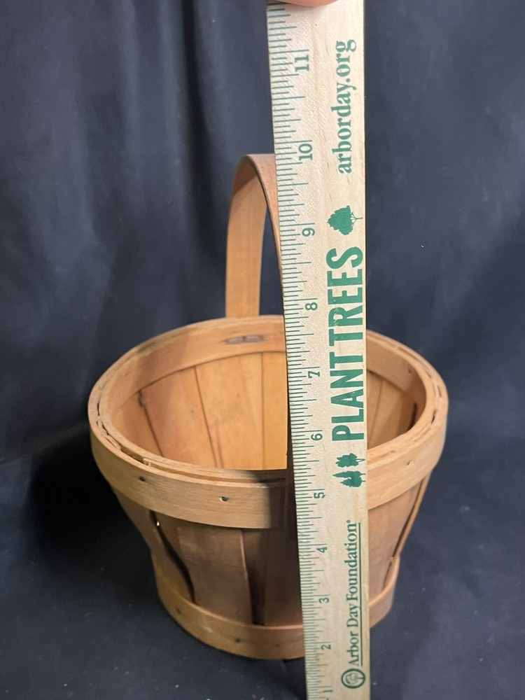 VINTAGE WICKER BASKET WITH HANDLE 7”