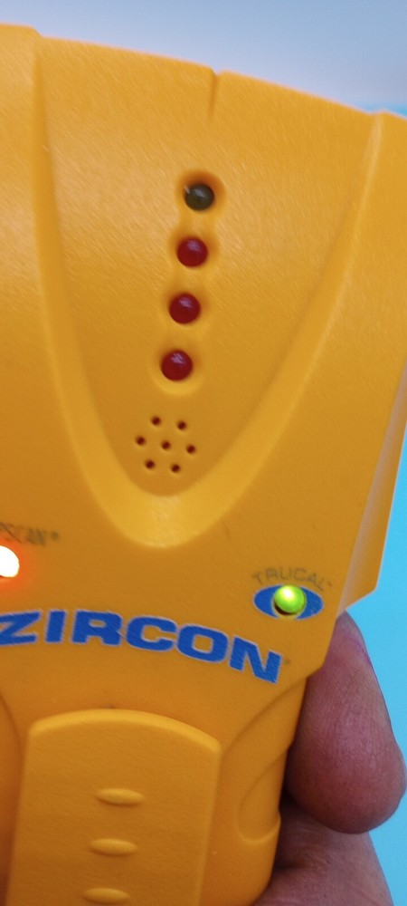 ZIRCON StudSensor SL Edge Finder Deep-Scanning Stud Finder + SpotLite Pointing