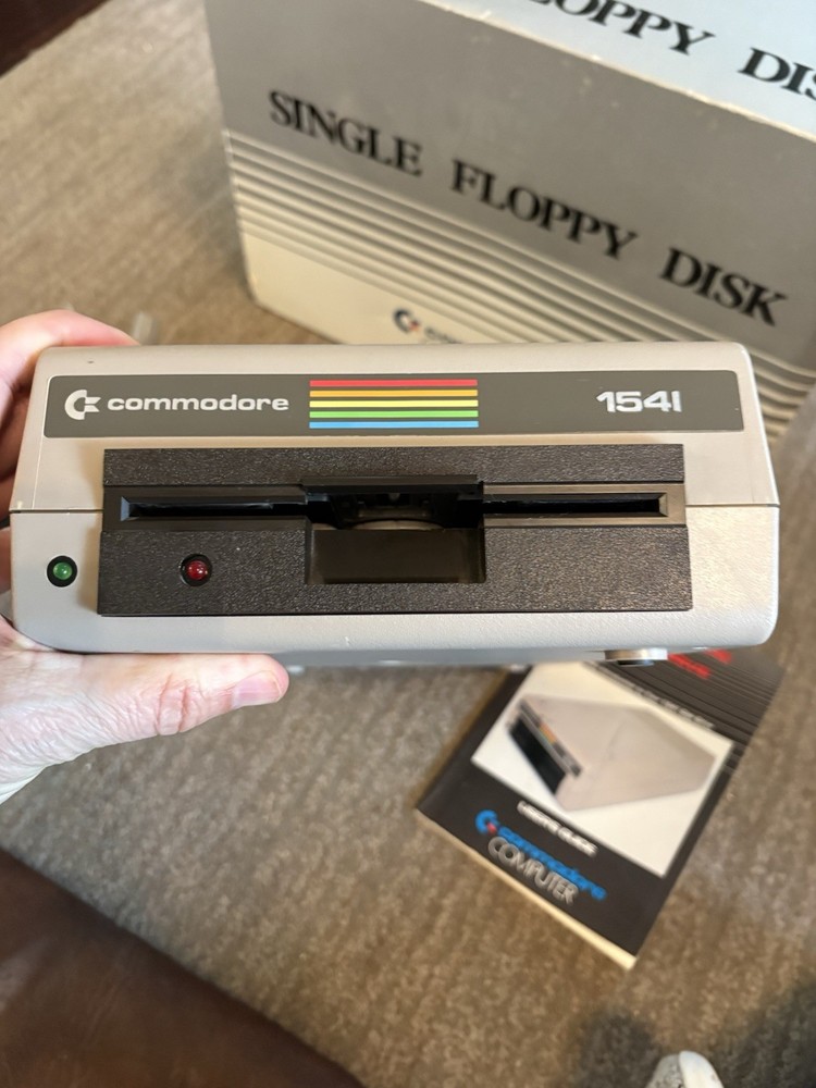 Commodore 1541 Disk Drive Fully tested, cleaned and working Cables & Cover, Box