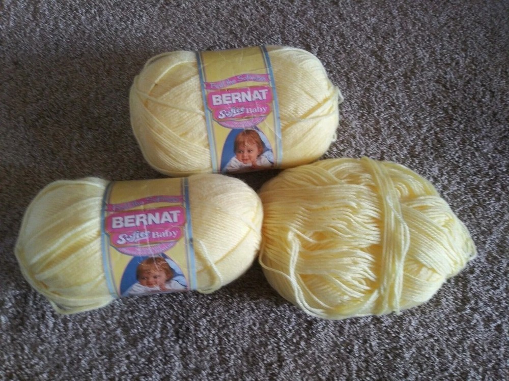 LOT OF ASSORTED KNITTING NEEDLES AND YARN