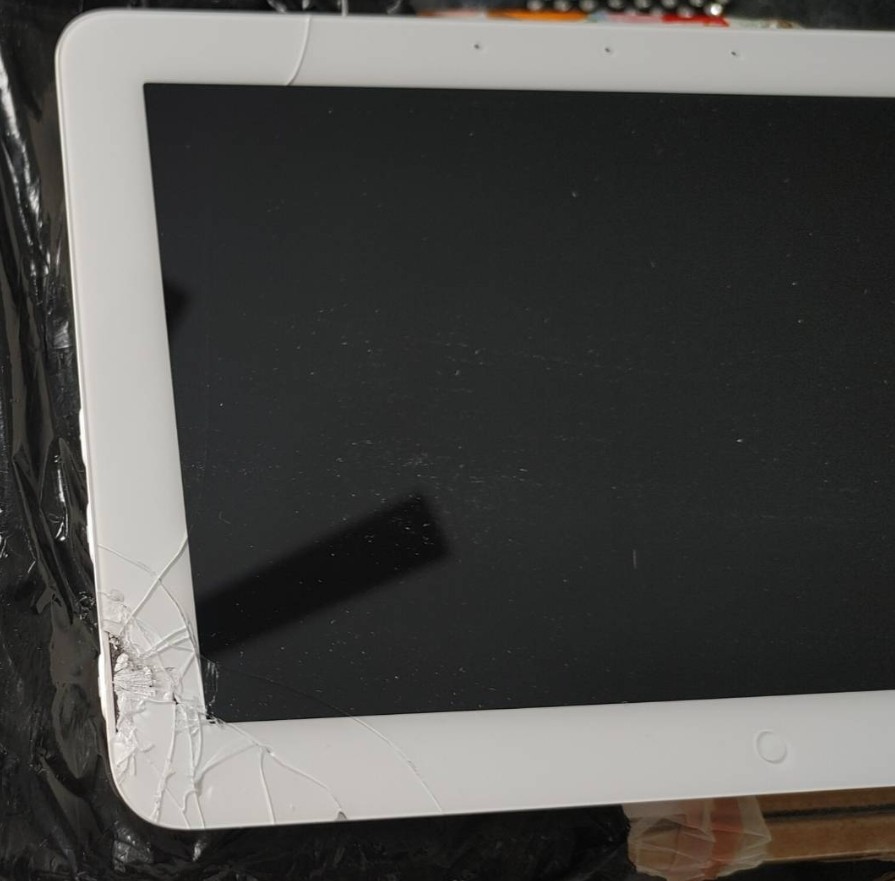 DEFECTIVE/CRACKED SCREEN Amazon Echo Hub 8 G3D