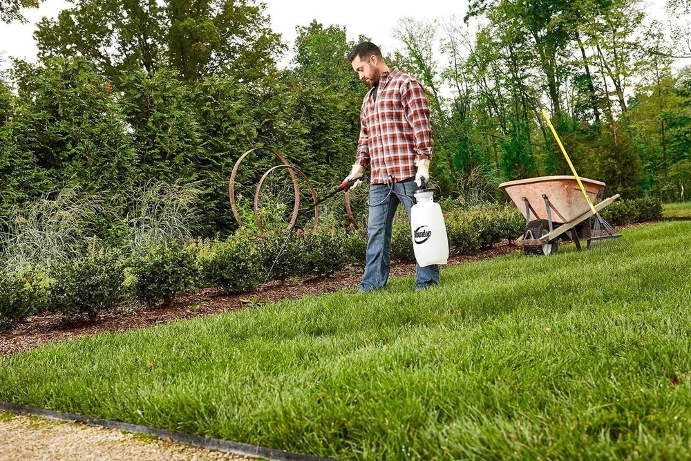 Multi-Functional 2-Gallon Lawn Sprayer with 3 Nozzles for Efficient Pest Control