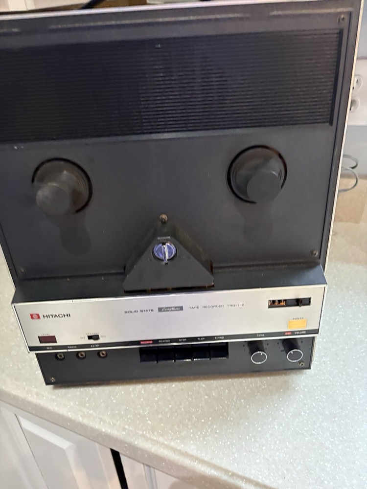 hitachi tape recorder TRQ 710 Powers Up With Microphone Please Read Description