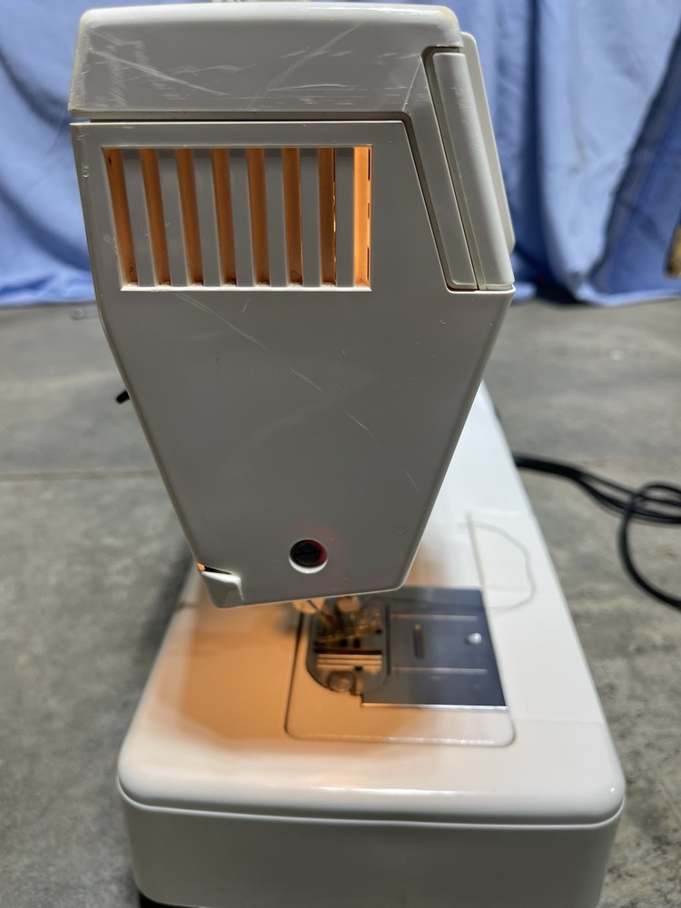 Singer Sewing Machine Model 9034 White Solid State Needle Threader Works
